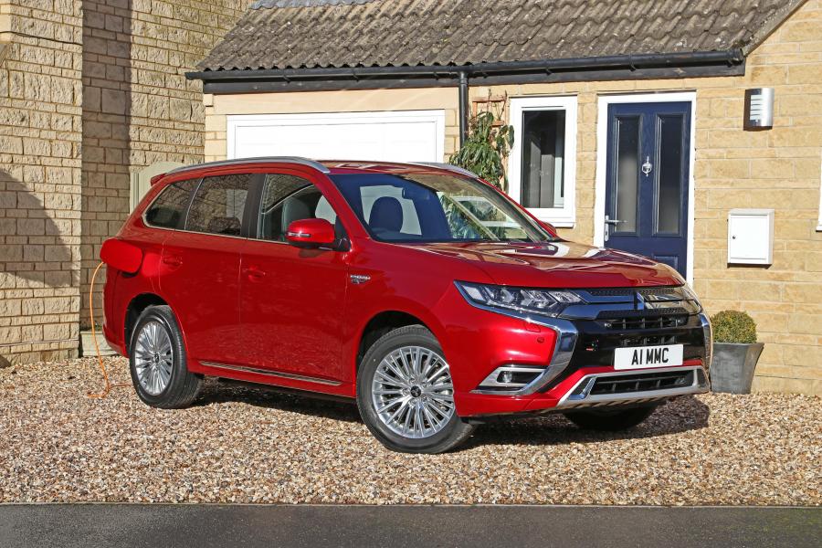  Mitsubishi Outlander PHEV 2018 года  (UK) (фото 17 из 25)